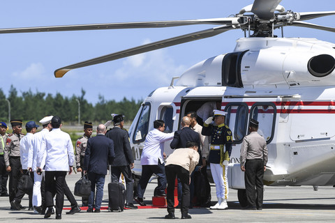 Presiden Prabowo Subianto (kelima kanan) menaiki helikopter jenis AgustaWestland AW189 di Yogyakarta International Airpot (YIA) Kulon Progo, D.I Yogyakarta, Kamis (29/5/2025). Foto: Galih Pradipta/ANTARA FOTO