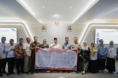 Penandatanganan Pakta Integritas dan Komitmen Bersama dalam pelaksanaan Sistem Penerimaan Murid Baru (SPMB) 2025  di Pontianak. Foto: Dok. Prokopim Pemkot Pontianak