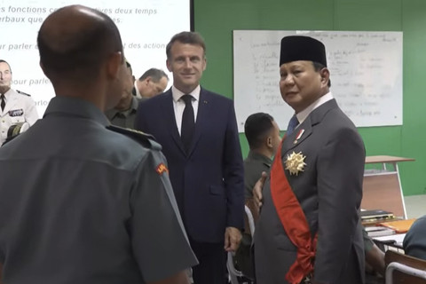 Presiden Prabowo Subianto bersama Presiden Prancis Emmanuel Macron menyapa prajurit TNI AL saat berkunjung ke Akademi Militer di Magelang, Jawa Tengah, Kamis (29/5/2025). Foto: Youtube/Sekretariat Presiden