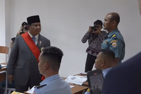 Presiden Prabowo Subianto menyapa prajurit TNI AL saat berkunjung ke Akademi Militer di Magelang, Jawa Tengah, Kamis (29/5/2025). Foto: Youtube/Sekretariat Presiden