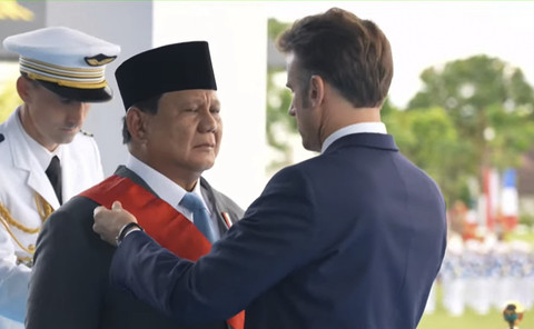 Presiden Prabowo Subianto mendapat penghargaan kehormatan tertinggi, Grand-croix of the Legion of Honor dari Presiden Prancis Emmanuel Macron saat upacara di Akademi Militer (Akmil), Magelang, Jawa Tengah, Kamis (29/5/2025). Foto: Youtube/Sekretariat Presiden