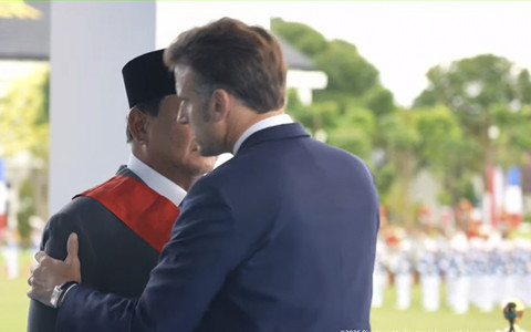 Presiden Prabowo Subianto mendapat penghargaan kehormatan tertinggi, Grand-croix of the Legion of Honor dari Presiden Prancis Emmanuel Macron saat upacara di Akademi Militer (Akmil), Magelang, Jawa Tengah, Kamis (29/5/2025). Foto: Youtube/Sekretariat Presiden