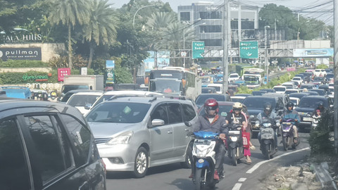 Sejumlah kendaraan terjebak kemacetan di Jalan Raya Puncak, Bogor, Jawa Barat, Kamis (29/5/2025). Foto: kumparan