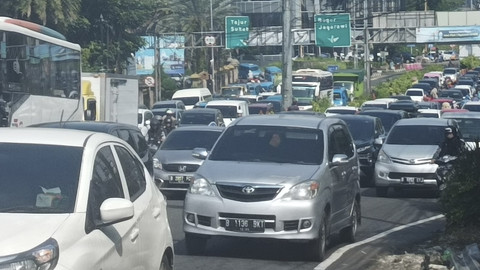 Sejumlah kendaraan terjebak kemacetan di Jalan Raya Puncak, Bogor, Jawa Barat, Kamis (29/5/2025). Foto: kumparan