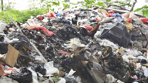 Sampah berserakan di bawah Jembatan Pasopati, Bandung, Jawa Barat, Kamis (29/5/2025). Foto: Alya Zahra/kumparan 