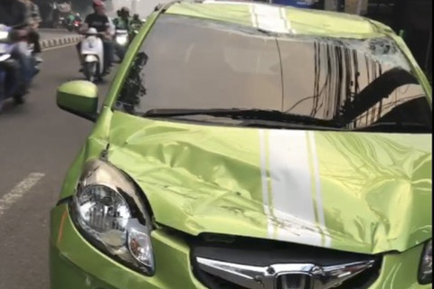 Truk bermuatan besi mengalami kecelakaan di Jalan Raya Bogor-Jakarta, Cibinong, Bogor, Rabu (28/5), muatannya menimpa mobil Brio. Foto: Istimewa