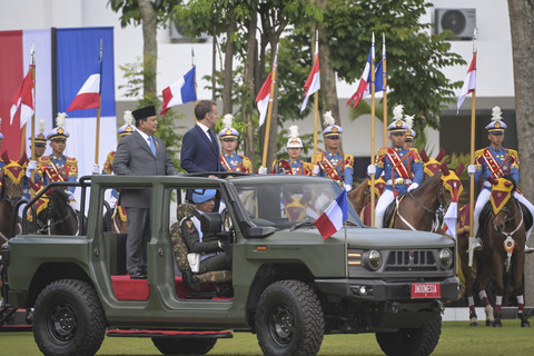 Presiden Prabowo Subianto (kiri) dan Presiden Prancis Emmanuel Macron berdiri di atas mobil Maung Tangguh saat memeriksa pasukan di Akademi Militer (Akmil), Magelang, Jawa Tengah, Kamis (29/5/2025). Foto: Hafidz Mubarak A/ANTARA FOTO