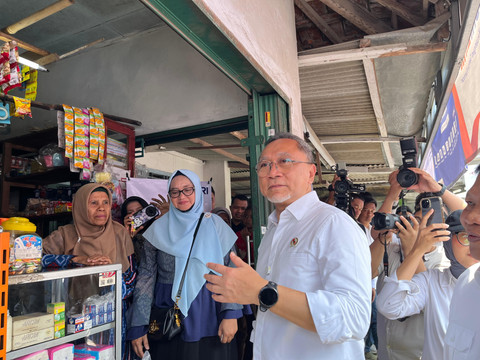 Menteri Koordinator Bidang Pangan Zulkifli Hasan saat meninjau lokasi Koperasi Merah Putih pertama di Lampung | Foto : Eka Febriani / Lampung Geh