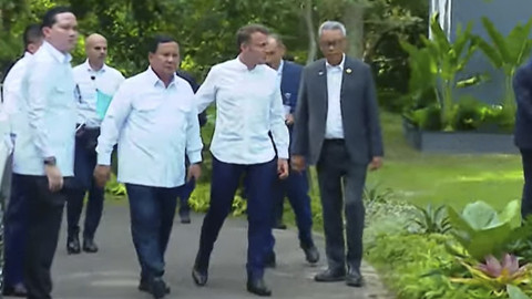 Presiden Prabowo Subianto bersama Presiden Prancis Emmanuel Macron tiba di Candi Borobudur, Magelang, Jawa Tengah, Kamis (29/5/2025). Foto: Youtube/Sekretariat Presiden