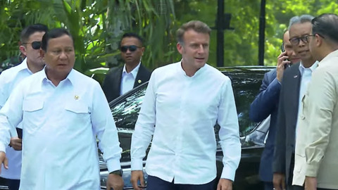 Presiden Prabowo Subianto bersama Presiden Prancis Emmanuel Macron tiba di Candi Borobudur, Magelang, Jawa Tengah, Kamis (29/5/2025). Foto: Youtube/Sekretariat Presiden