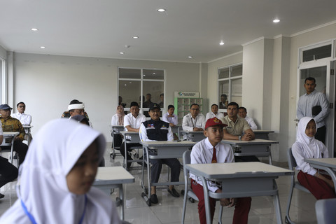 Menteri Sosial Saifullah Yusuf (Gus Ipul) meninjau calon lokasi Sekolah Rakyat di Wisma Atlet Si Jalak Harupat di Kabupaten Bandung, Kamis (29/5/2025). Foto: Dok. Kemensos