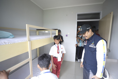 Menteri Sosial Saifullah Yusuf (Gus Ipul) meninjau calon lokasi Sekolah Rakyat di Wisma Atlet Si Jalak Harupat di Kabupaten Bandung, Kamis (29/5/2025). Foto: Dok. Kemensos