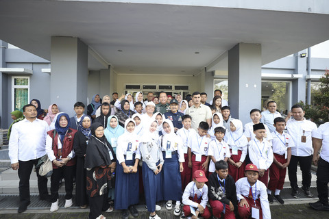 Menteri Sosial Saifullah Yusuf (Gus Ipul) meninjau calon lokasi Sekolah Rakyat di Wisma Atlet Si Jalak Harupat di Kabupaten Bandung, Kamis (29/5/2025). Foto: Dok. Kemensos