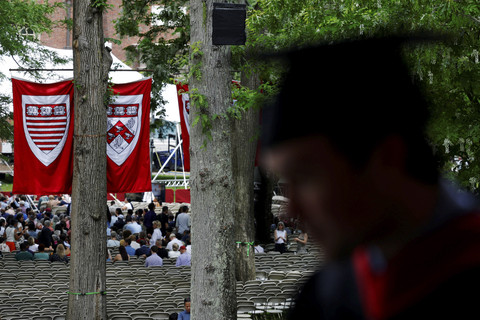 Sejumlah mahasiswa yang akan lulus berkumpul saat wisuda ke-374 Universitas Harvard, di Cambridge, Massachusetts, Amerika Serikat, Rabu (28/5/2025). Foto: Brian Snyder/Reuters
