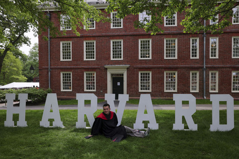 Mahasiswa yang akan lulus berpose saat wisuda ke-374 Universitas Harvard, di Cambridge, Massachusetts, Amerika Serikat, Rabu (28/5/2025). Foto: Brian Snyder/Reuters