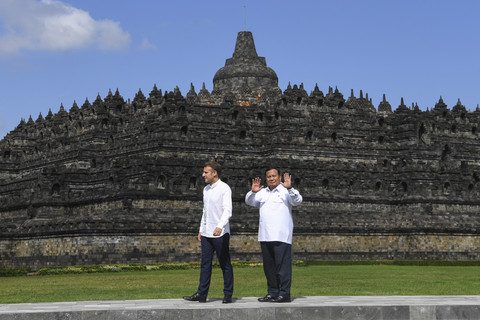 Presiden Prabowo Subianto (kanan) dan Presiden Prancis Emmanuel Macron (kiri) melambaikan tangan ke arah wartawan dalam kunjungan mereka di Candi Borobudur, Kabupaten Magelang, Jawa Tengah, Kamis (29/5/2025). Foto: Galih Pradipta/ANTARA FOTO
