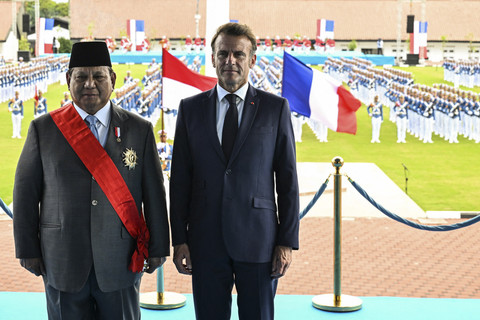 Presiden Prabowo Subianto mendapat penghargaan kehormatan tertinggi, Grand-croix of the Legion of Honor dari Presiden Prancis Emmanuel Macron saat upacara di Akademi Militer (Akmil), Magelang, Jawa Tengah, Kamis (29/5/2025). Foto: Jeanne Accorsini/AFP