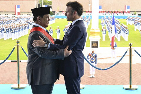 Presiden Prabowo Subianto mendapat penghargaan kehormatan tertinggi, Grand-croix of the Legion of Honor dari Presiden Prancis Emmanuel Macron saat upacara di Akademi Militer (Akmil), Magelang, Jawa Tengah, Kamis (29/5/2025). Foto: Jeanne Accorsini/AFP