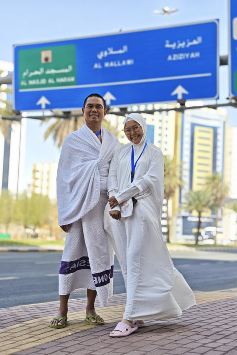 Dua calon haji Muhammad Nasir (kiri) didampingi putrinya Aulia Purnamasari Nasir berfoto di depan hotel tempat tinggalnya di Hotel Abraj Sorra Man Roa (217), Makkah, Arab Saudi, Kamis (29/5/2025).  Foto: Andika Wahyu/ANTARA FOTO