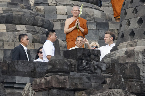 Presiden Prancis Emmanuel Macron bersama istri Brigitte Macron mengunjungi Candi Borobudur dengan didampingi Menteri Kebudayaan Fadli Zon di Magelang, Jawa Tengah, Kamis (29/5/2025). Foto: Ludovic Marin/AFP