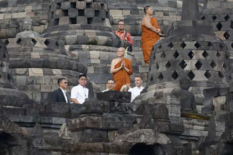Presiden Prancis Emmanuel Macron bersama istri Brigitte Macron mengunjungi Candi Borobudur dengan didampingi Menteri Kebudayaan Fadli Zon di Magelang, Jawa Tengah, Kamis (29/5/2025). Foto: Ludovic Marin/AFP