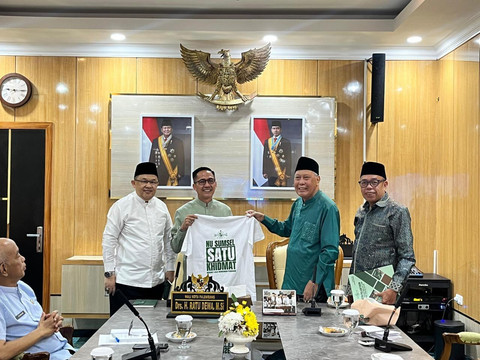 Ratu Dewa dalam sebuah kesempatan bersama Alm KH Mal An/ist.