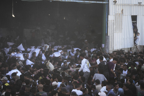 Warga Palestina membawa karung-karung tepung saat menyerbu gudang program Pangan Dunia PBB di Zawaida, Jalur Gaza Tengah, Rabu (28/5/2025). Foto: Abdel Kareem Hana/AP PHOTO