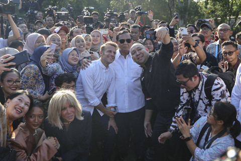 Presiden Prabowo Subianto bersama putranya Didit Hediprasetyo dan Presiden Prancis Emmanuel Macron berswafoto dengan awak media saat mengunjungi Candi Borobudur di Kabupaten Magelang, Jawa Tengah, Kamis (29/5/2025). Foto: Ludovic Marin/AFP