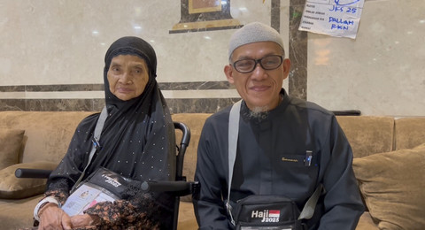 Yatun (kiri) jemaah haji lansia. Foto: MCH 2025