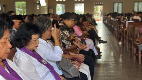 Jemaat Gereja Kristen Jawa (GKJ) Gondokusuman Yogya menjalani misa Kenaikan Yesus Kristus dengan khidmat, Kamis (29/5). Foto: Widi RH Pradana/Pandangan Jogja