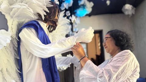 Panitia misa Kenaikan Yesus Kristus di GKJ Gondokusuman sedang merapikan patung Yesus Kristus, Kamis (29/5). Foto: Widi RH Pradana/Pandangan Jogja