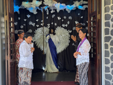 Panitia menyambut kedatangan jemaat misa Kenaikan Yesus Kristus di GKJ Gondokusuman, Yogyakarta, Kamis (29/5). Foto: Widi RH Pradana/Pandangan Jogja
