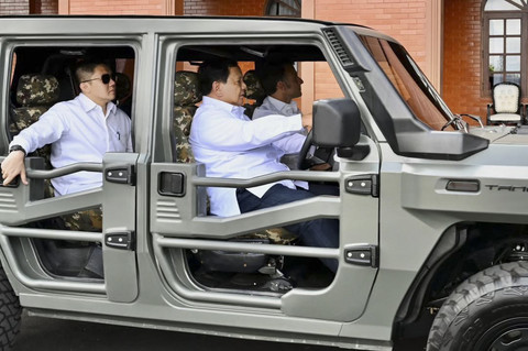 Presiden Prabowo Subianto bersama Presiden Prancis Emmanuel Macron menaiki kendaraan maung saat tiba di Akademi Militer (Akmil), Magelang, Jawa Tengah, Kamis (29/5/2025). Foto: Instagram/ @sekertariat.kabinet