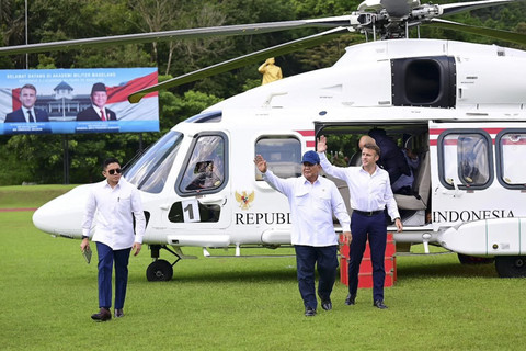 Presiden Prabowo Subianto dan Presiden Prancis Emmanuel Macron berjalan keluar dari Helikopter saat tiba di Akademi Militer (Akmil), Magelang, Jawa Tengah, Kamis (29/5/2025). Foto: Instagram/ @sekertariat.kabinet