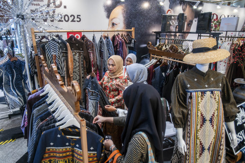 Pengunjung memilih produk fesyen saat pameran produk UMKM fesyen pada Indonesia Fashion Week 2025 di Senayan, Jakarta, Kamis (29/5/2025). Foto: Bayu Pratama S/ANTARA FOTO
