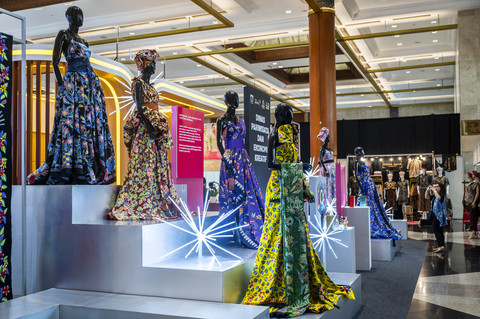 Pengunjung melihat instalasi produk fesyen saat pameran produk UMKM fesyen pada Indonesia Fashion Week 2025 di Senayan, Jakarta, Kamis (29/5/2025). Foto: Bayu Pratama S/ANTARA FOTO