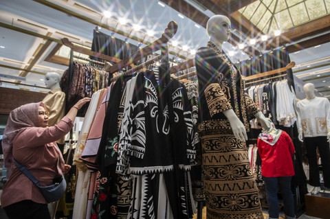 Pengunjung memilih produk fesyen saat pameran produk UMKM fesyen pada Fashion Week 2025 di Senayan, Jakarta, Kamis (29/5/2025). Foto: Bayu Pratama S/ANTARA FOTO