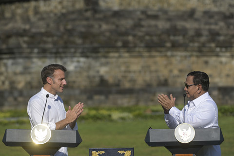 Presiden Prabowo Subianto (kanan) dan Presiden Prancis Emmanuel Macron (kiri) berbicara dalam konferensi pers usai kunjungan di Candi Borobudur, Kabupaten Magelang, Jawa Tengah, Kamis (29/5/2025).  Foto: Hafidz Mubarak A/ANTARA FOTO
