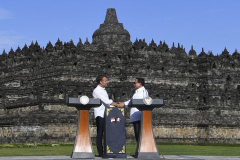 Presiden Prabowo Subianto (kanan) dan Presiden Prancis Emmanuel Macron (kiri) berjabat tangan usai konferensi pers dalam kunjungan di Candi Borobudur, Kabupaten Magelang, Jawa Tengah, Kamis (29/5/2025). Foto: Galih Pradipta/ANTARA FOTO