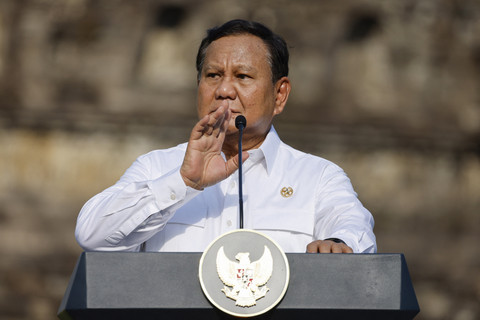 Presiden Prabowo Subianto (kanan) menyampaikan keterangan kepada wartawan usai kunjungan di Candi Borobudur, Kabupaten Magelang, Jawa Tengah, Kamis (29/5/2025). Foto: Ludovic Marin/AFP