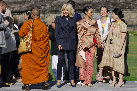 Istri Presiden Prancis Emmanuel Macron, Brigitte Macron saat mengunjungi Candi Borobudur di Kabupaten Magelang, Jawa Tengah, Kamis (29/5/2025). Foto: Ludovic Marin/AFP
