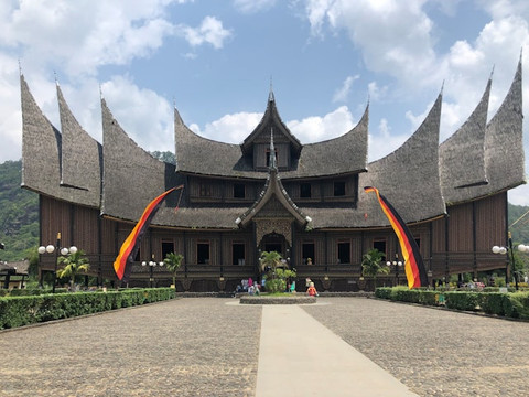 Ilustrasi Apa Saja yang Mempengaruhi Keberagaman Rumah Adat di Indonesia. Foto: dok. Unsplash/Erlia Abdul Hak