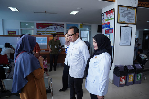 Wakil Menteri Dalam Negeri, Bima Arya Sugiarto melakukan inspeksi mendadak (sidak) ke MPP Bandar Lampung saat kunjungan kerja ke Provinsi Lampung | Foto : Ist