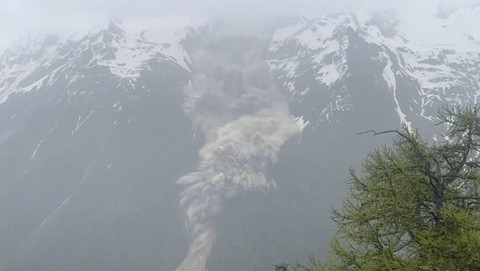 Lumpur dan bebatuan meluncur menuruni gunung setelah gletser runtuh sebagian menutupi sebagian besar desa Blatten, Swiss, Rabu (28/5/2025). Foto: Pomona Media via REUTERS