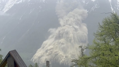 Lumpur dan bebatuan meluncur menuruni gunung setelah gletser runtuh sebagian menutupi sebagian besar desa Blatten, Swiss, Rabu (28/5/2025). Foto: Pomona Media via REUTERS
