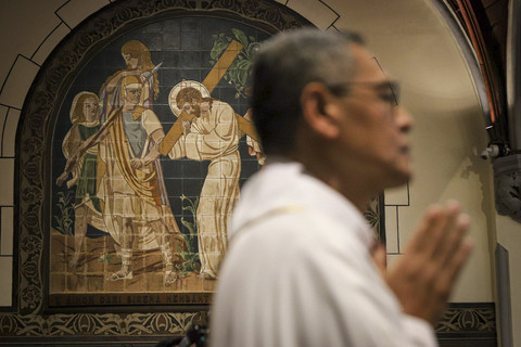 Suasana khidmat peribadatan perayaan Kenaikan Yesus Kristus di Gereja Katedral Jakarta, Kamis (29/5/2025). Foto: Iqbal Firdaus/kumparan