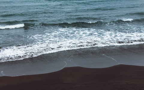 Ombak di pantai — Foto oleh Tyler Lastovich, via Unsplash