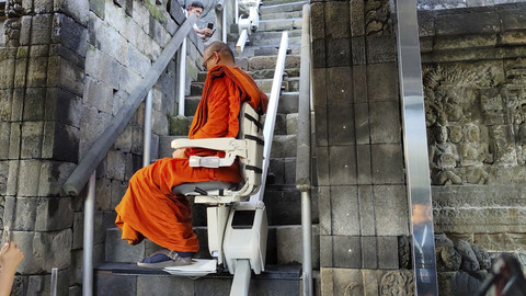 Penampakan stairlift yang dipasang di Candi Borobudur, Magelang, Jawa Tengah, Kamis (29/5/2025). Foto: Arfiansyah Panji Purnandaru/kumparan