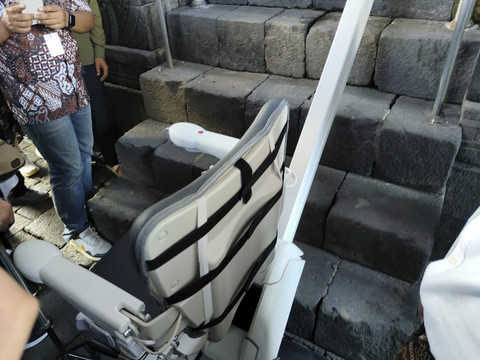 Penampakan stairlift yang dipasang di Candi Borobudur, Magelang, Jawa Tengah, Kamis (29/5/2025). Foto: Arfiansyah Panji Purnandaru/kumparan