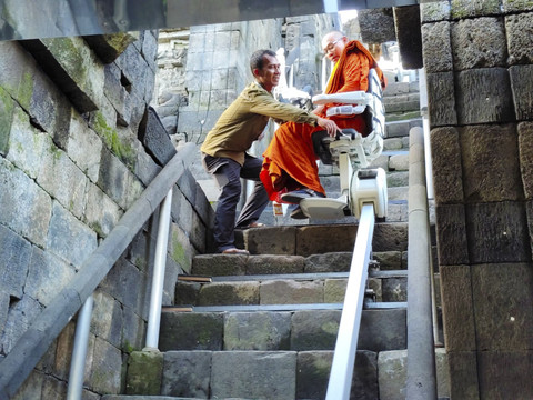 Penampakan stairlift yang dipasang di Candi Borobudur, Magelang, Jawa Tengah, Kamis (29/5/2025). Foto: Arfiansyah Panji Purnandaru/kumparan